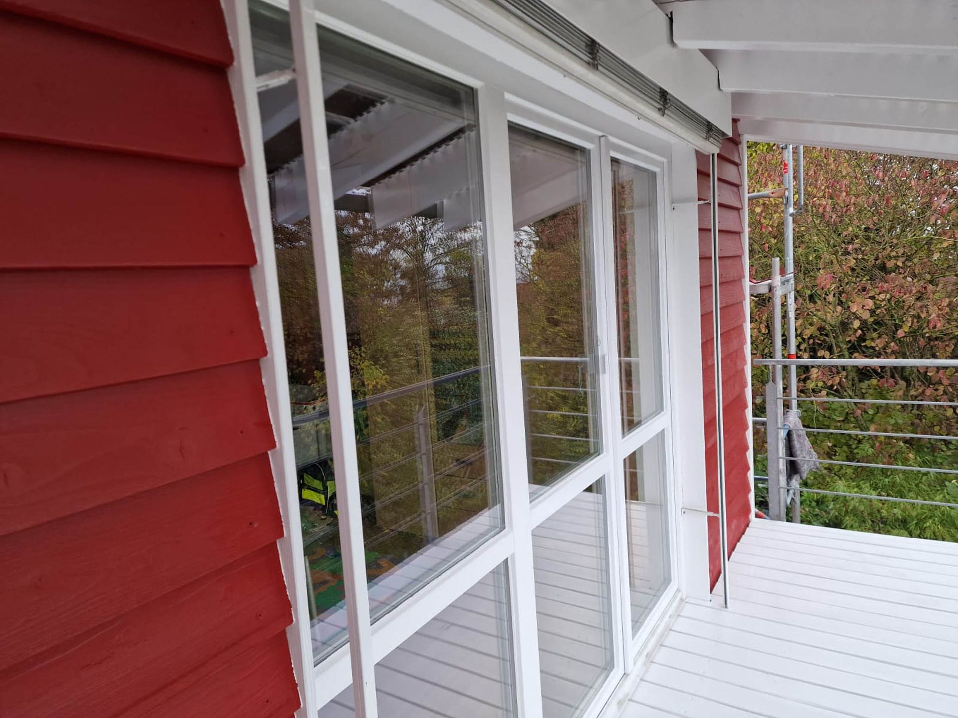 Balkon mit roten Wänden und Fensteransicht.