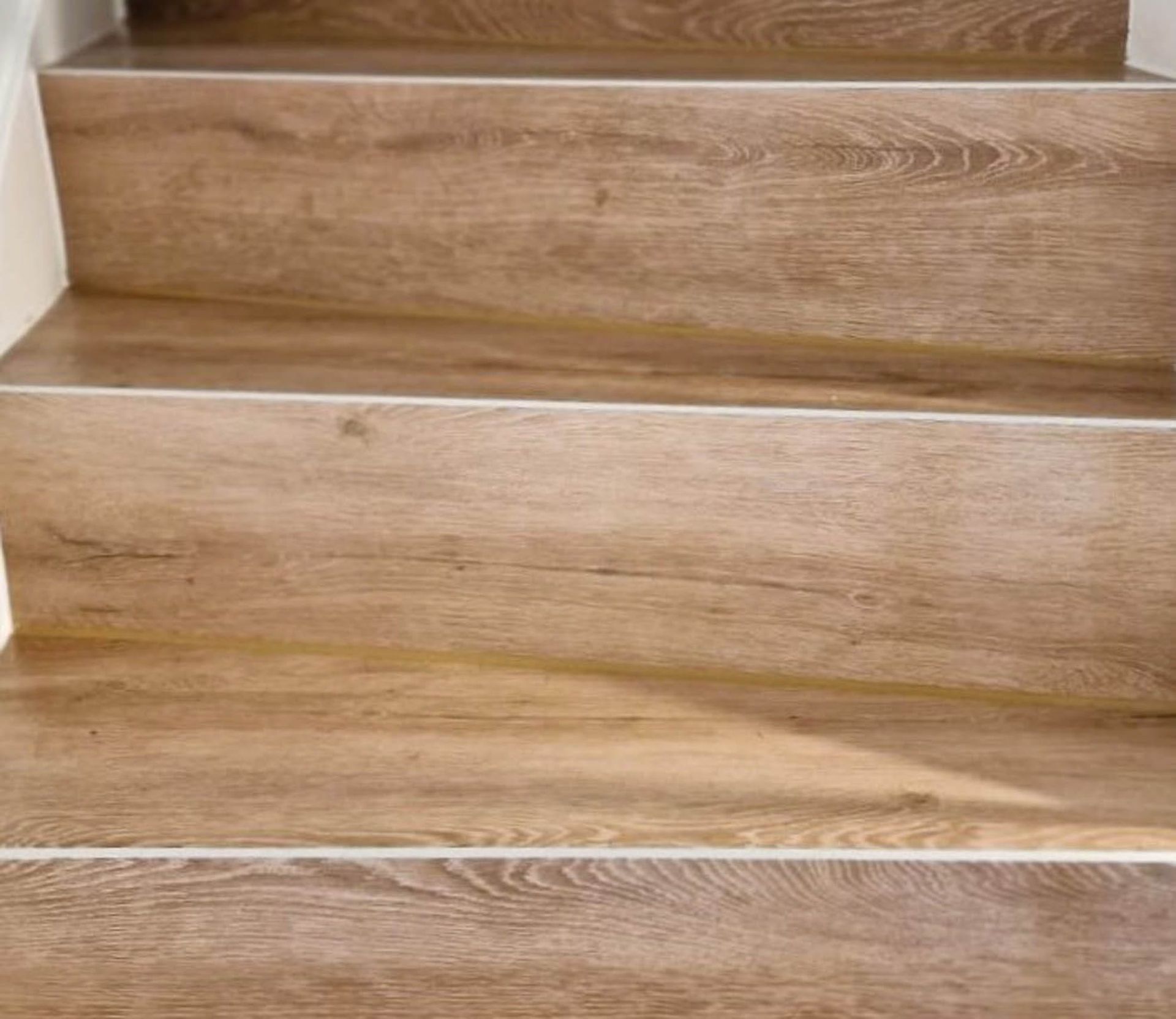 Holztreppe mit hellen Stufen und Rändern