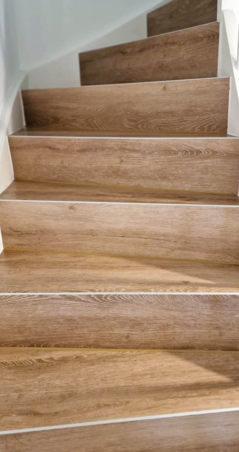 Holztreppe mit klaren, geraden Treppenstufen