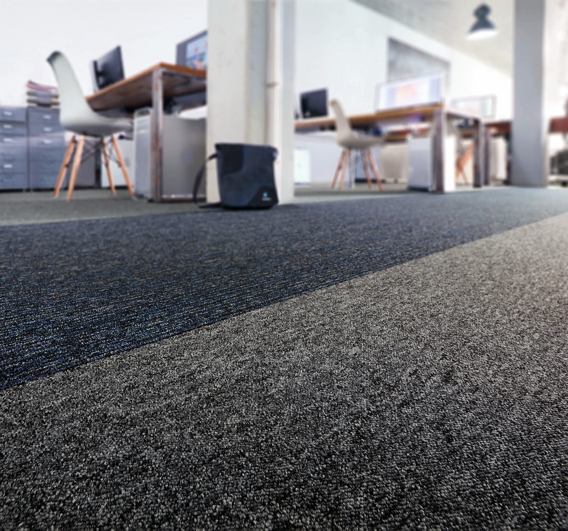 Modernes Büro mit Teppichboden und Arbeitsplätzen.