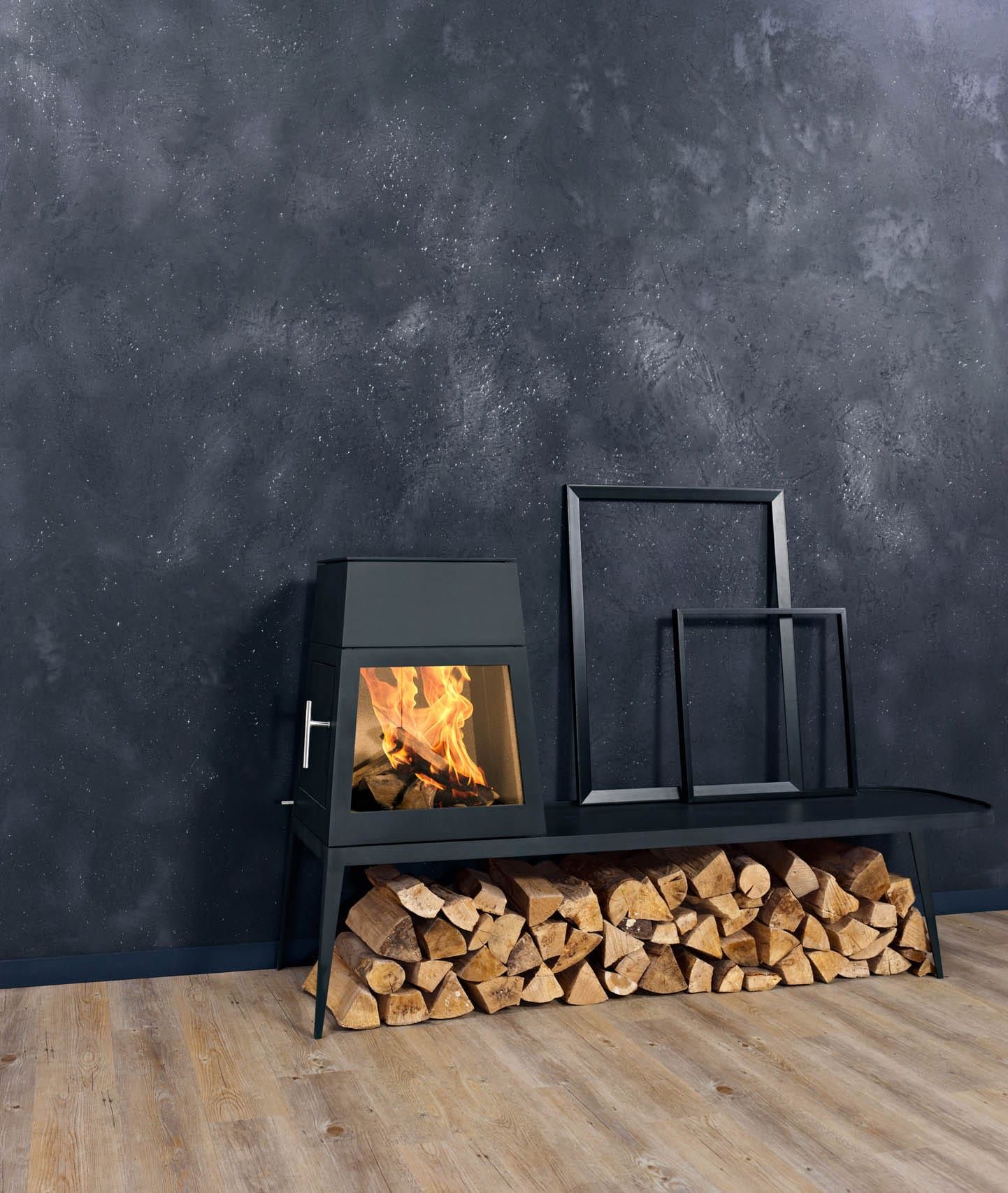 Moderner Kamin mit Holzlager und schwarzer Wand.