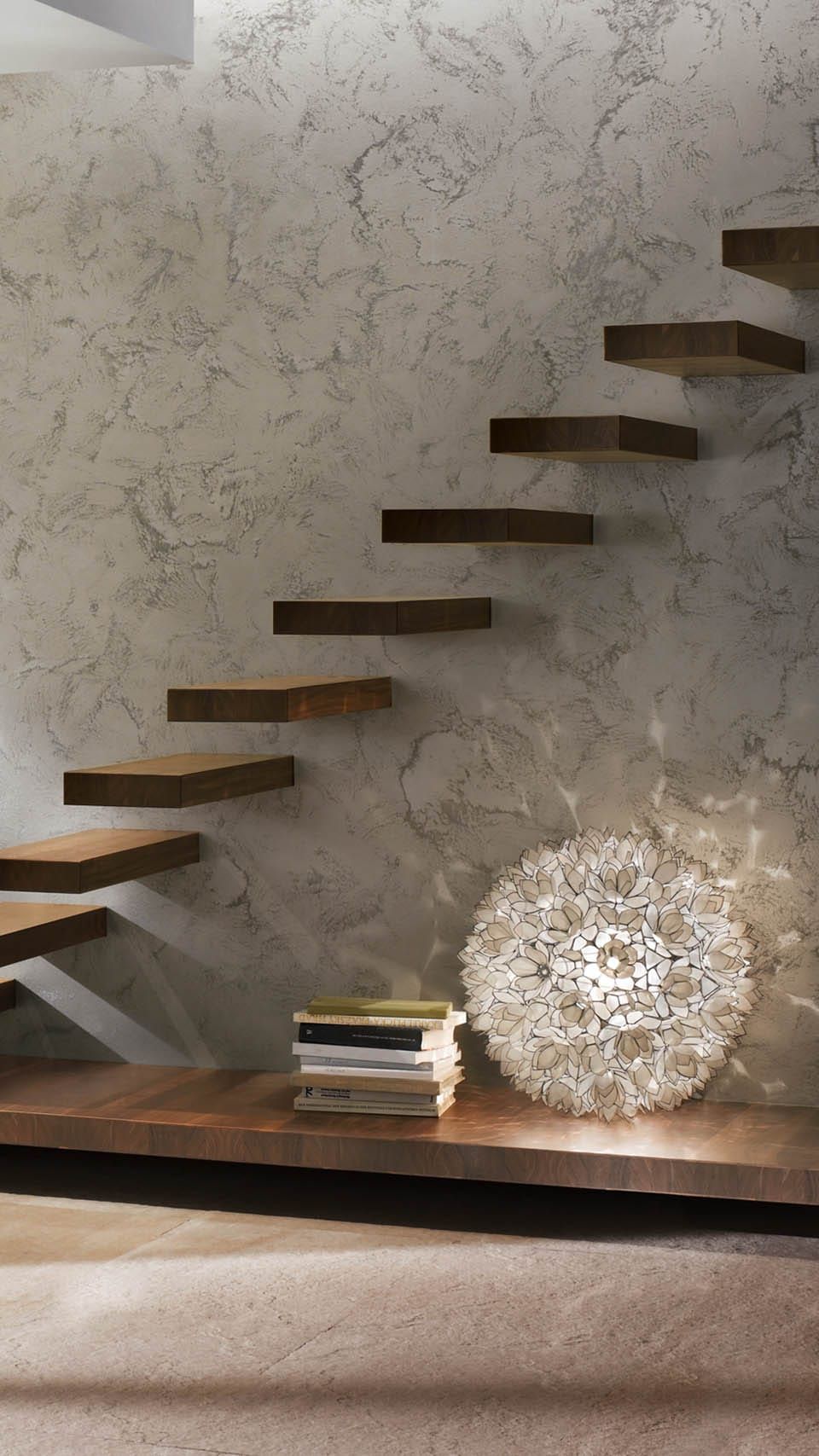 Moderne Treppe und dekorative Lampe im Raum.