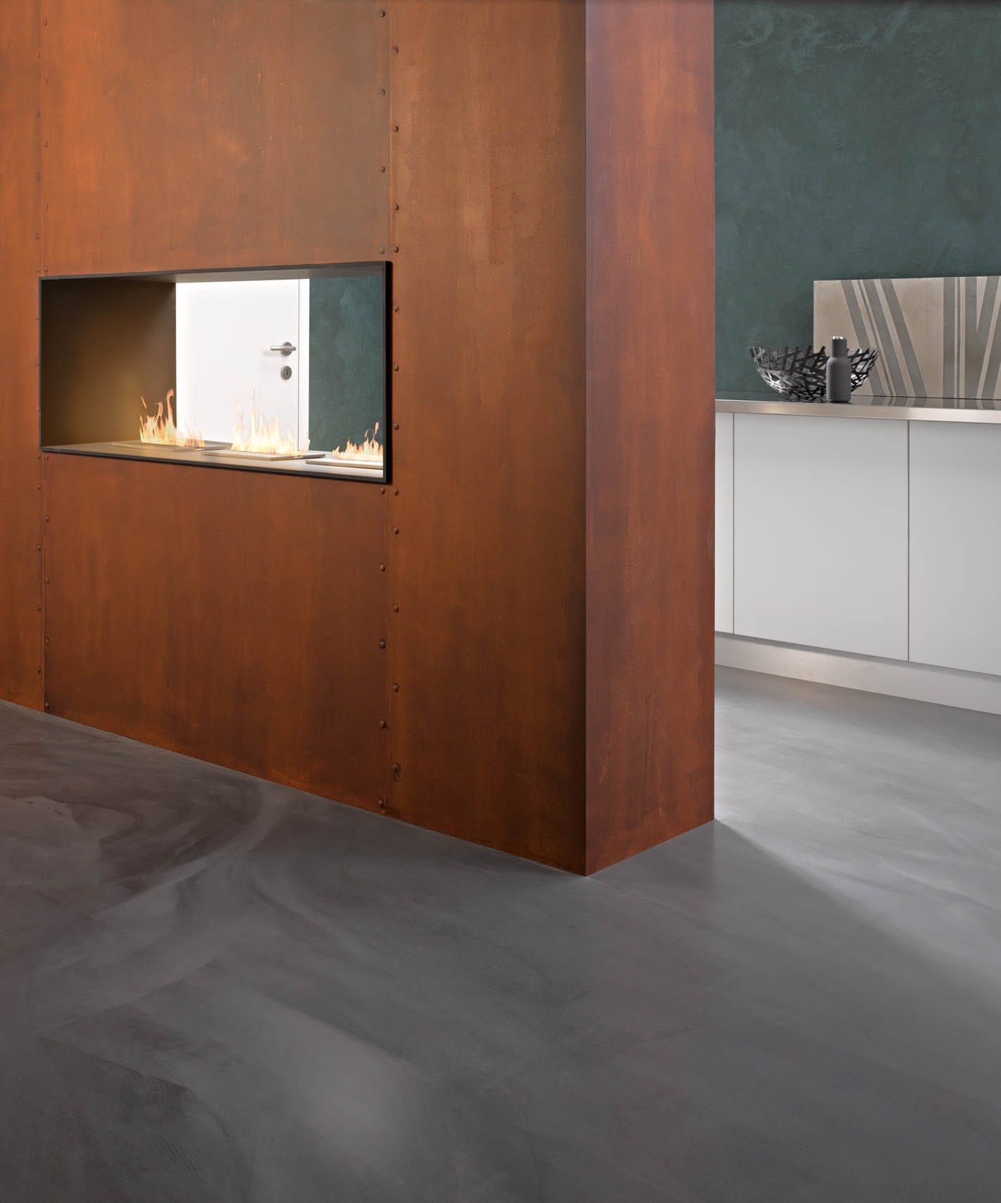 Moderne Küche mit Kamin und roter Wand.