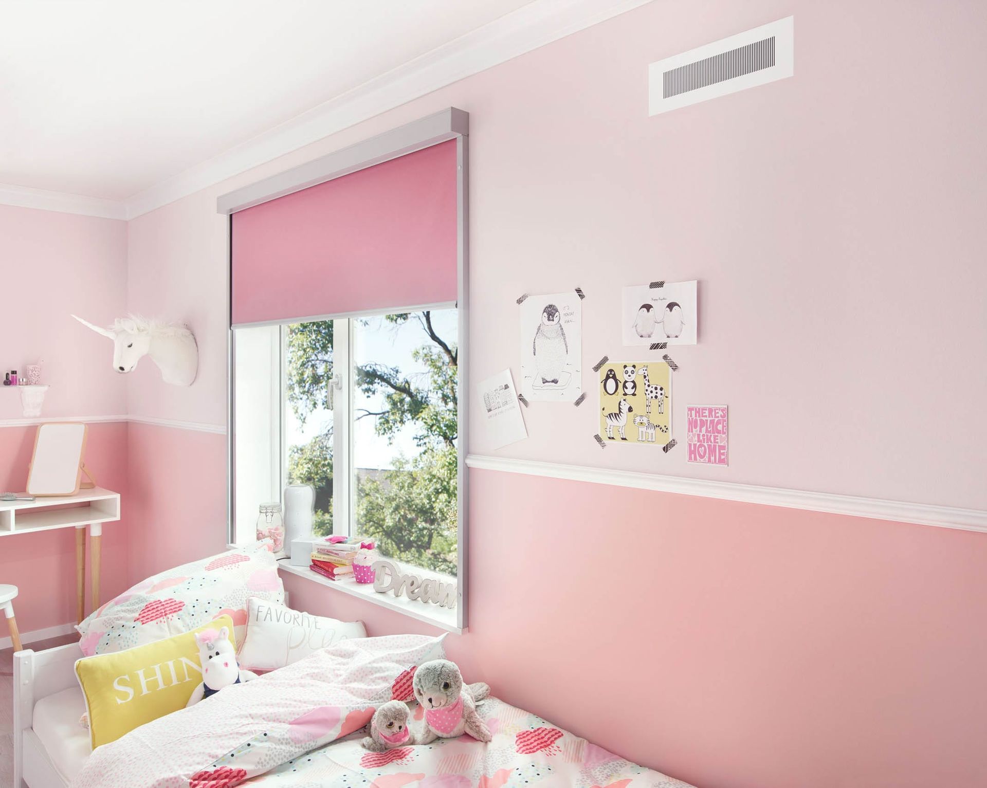 Helles, gemütliches Schlafzimmer mit rosa Wänden.