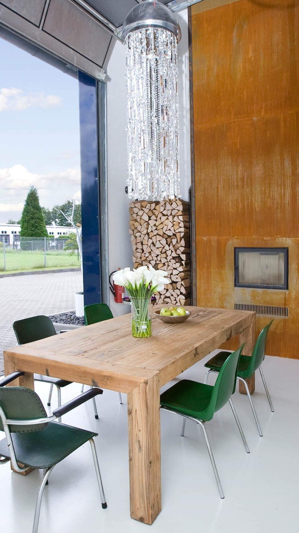 Moderne Küche mit Holz-Tisch und grünem Stühlen
