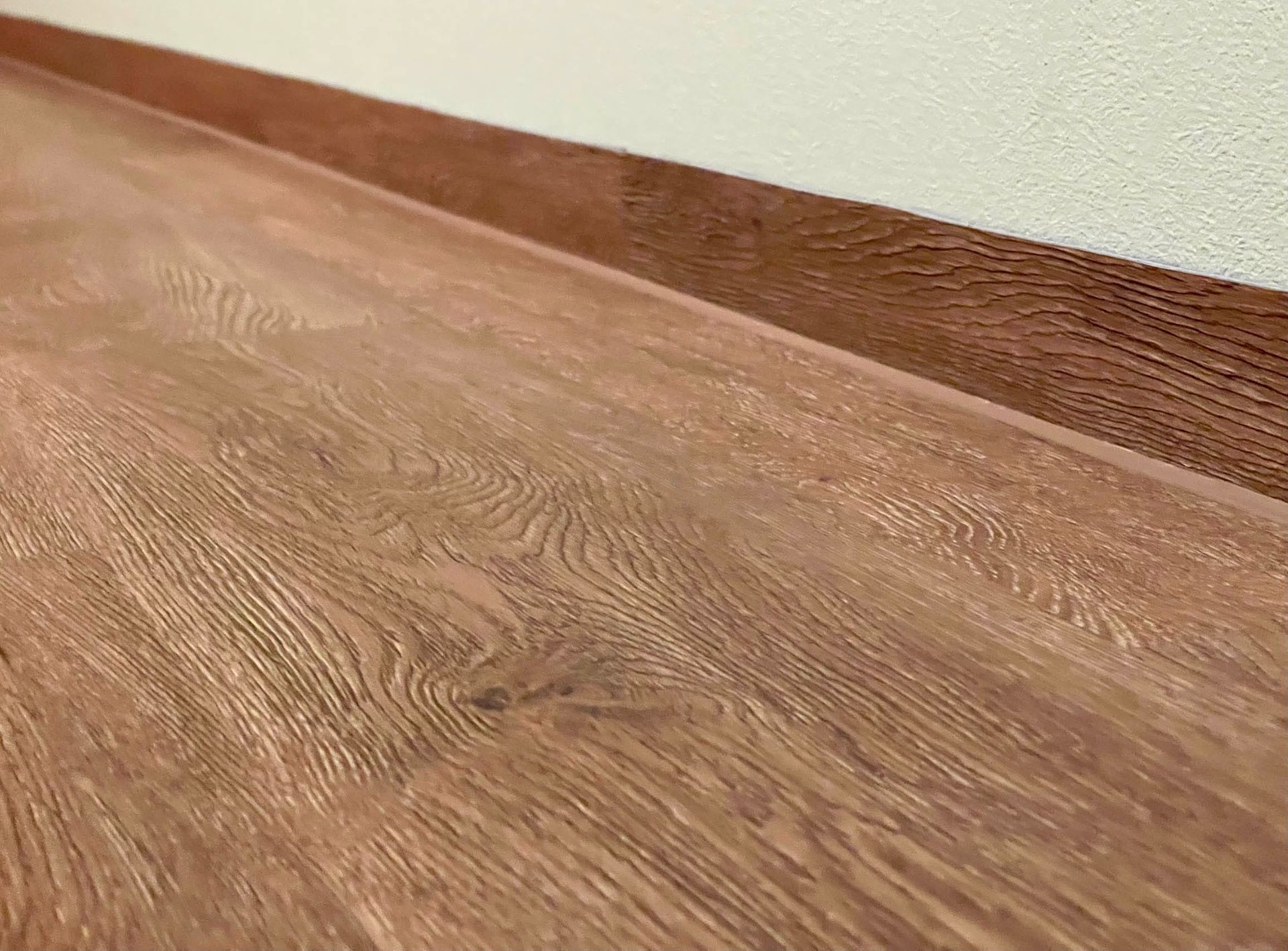Holzfußboden mit Sockelleiste
