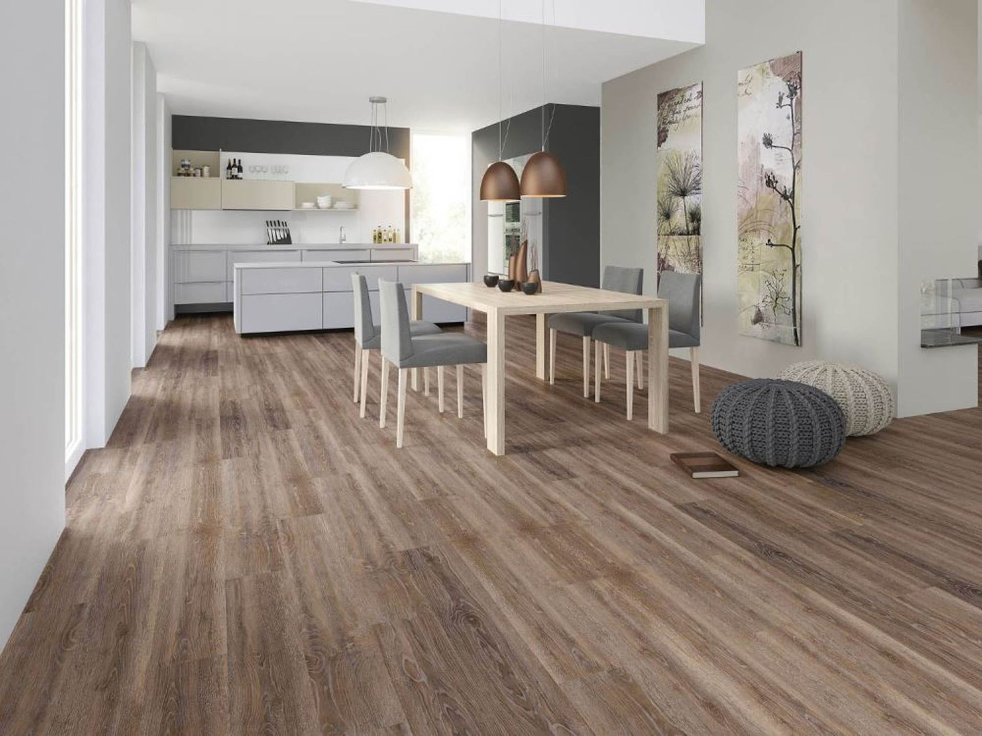 Modernes Esszimmer mit Holzboden und Küchenzeile.
