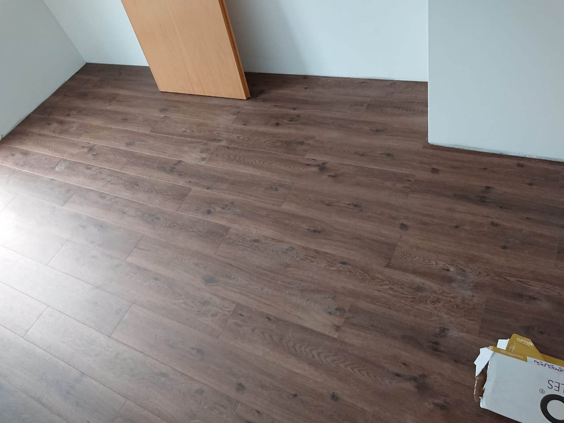 Holzboden und Tisch in einem leeren Raum
