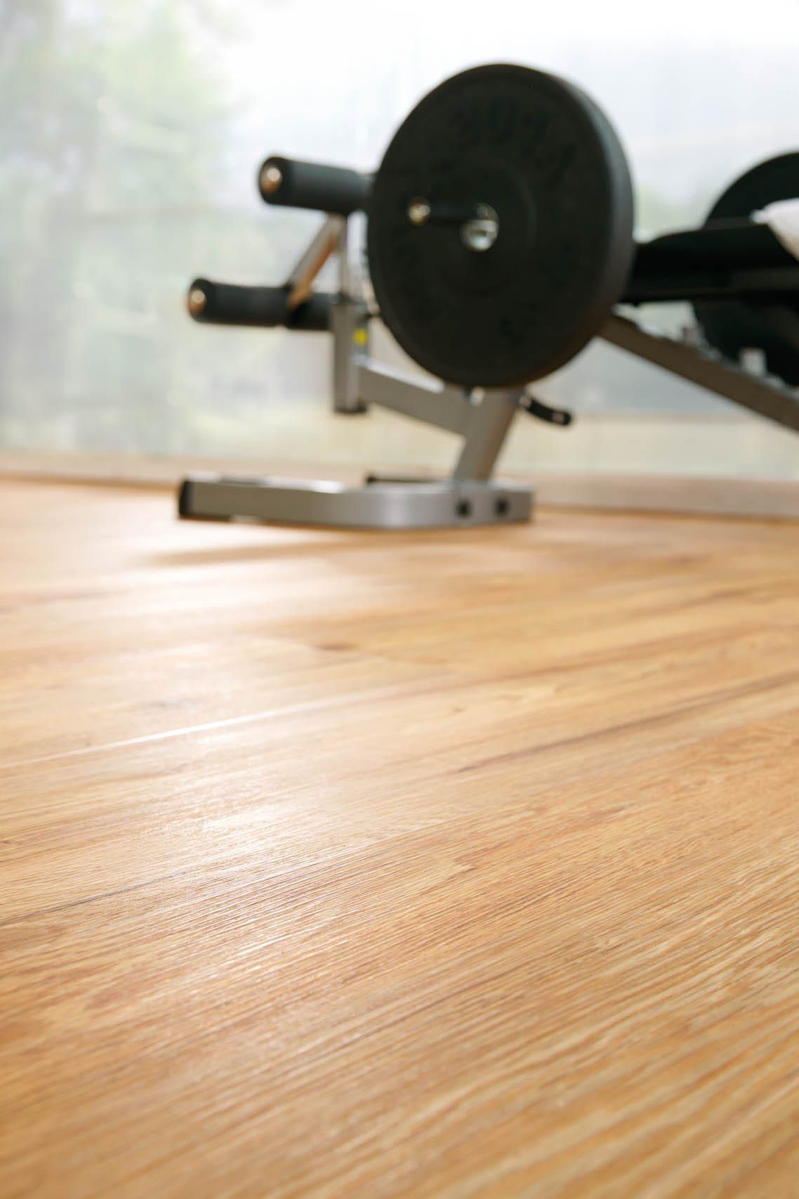 Fitnessgeräte auf Holzfußboden in modernem Raum