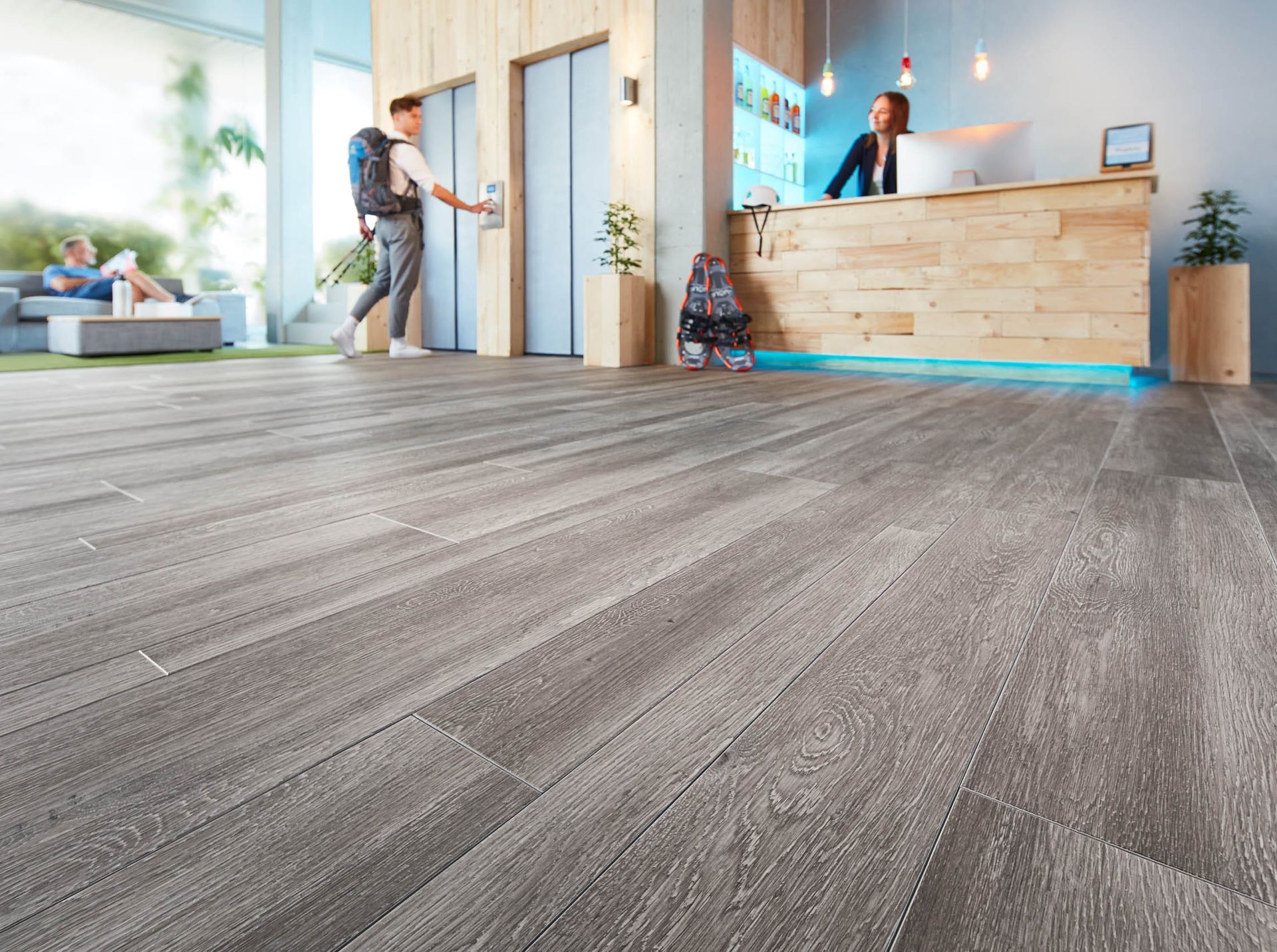 Moderne Empfangshalle mit Holzfußboden und Gästen