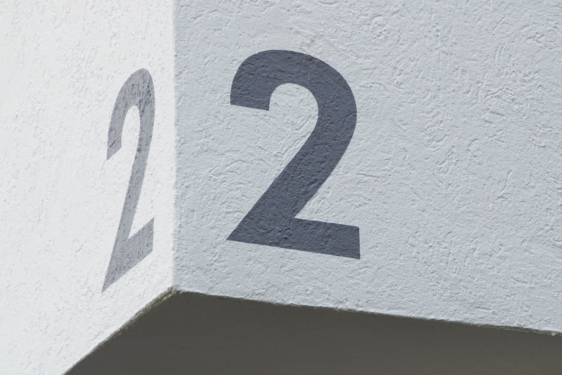 Hausnummer zwei an einer Wand