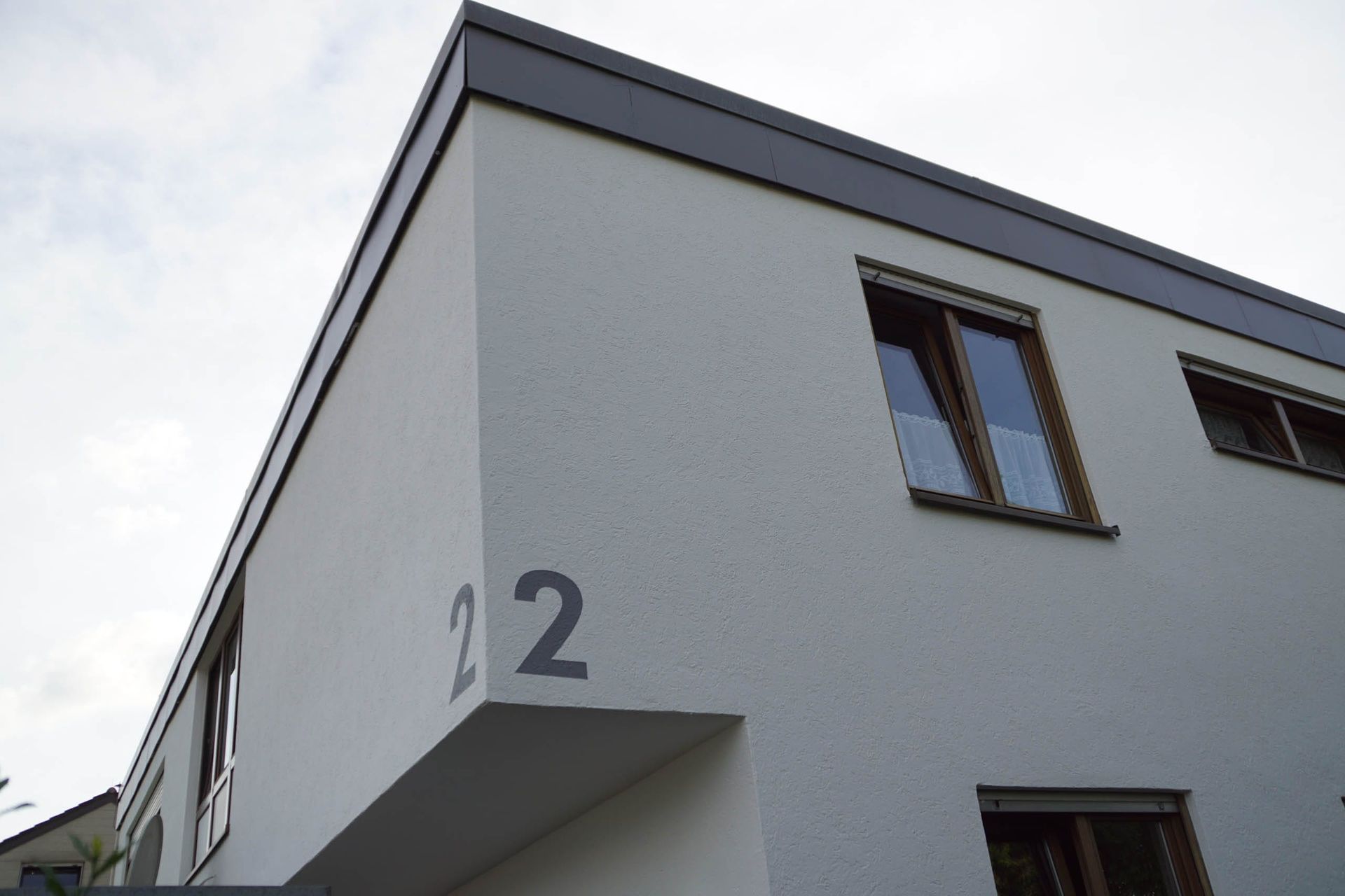 Moderne Fassade mit großen Fenstern und Nummer 22