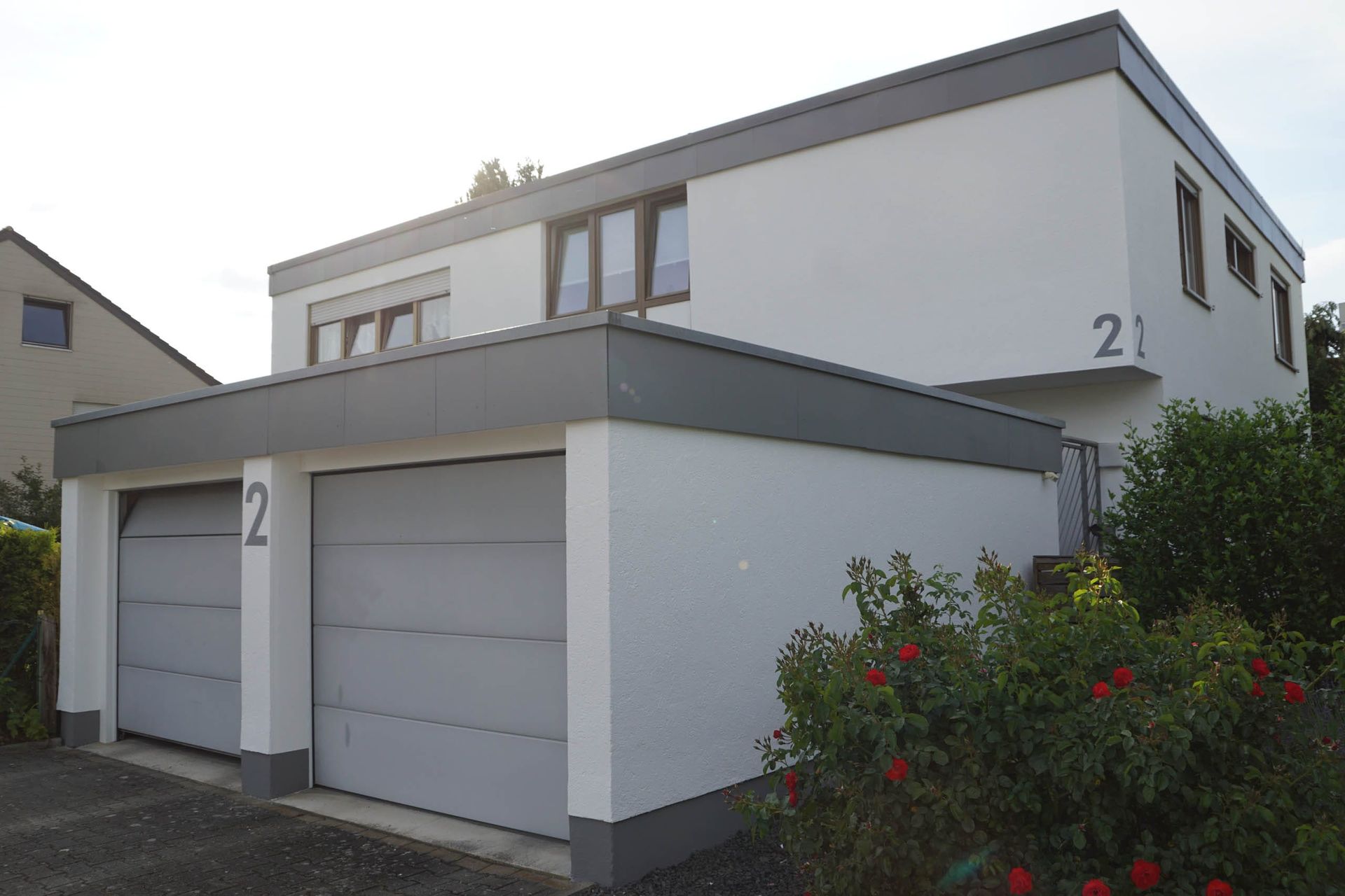 Moderne Architektur eines Wohnhauses mit Garage