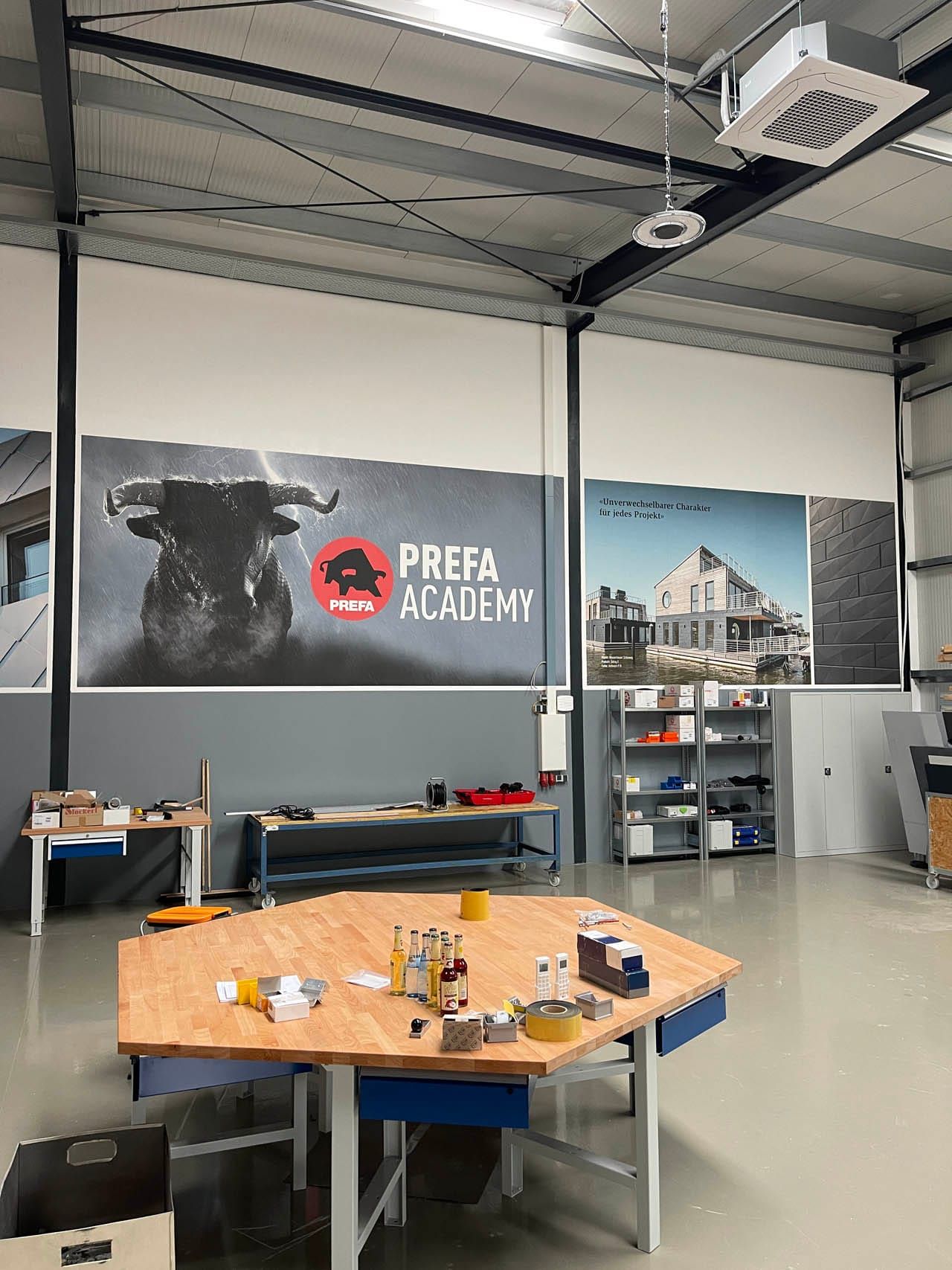 Arbeitsplatz in der PREFA Academy mit Materialien.
