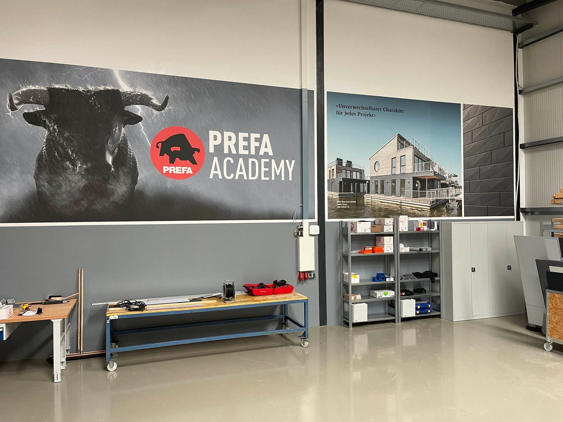 Arbeitsraum mit PREFA Academy Wandgestaltung