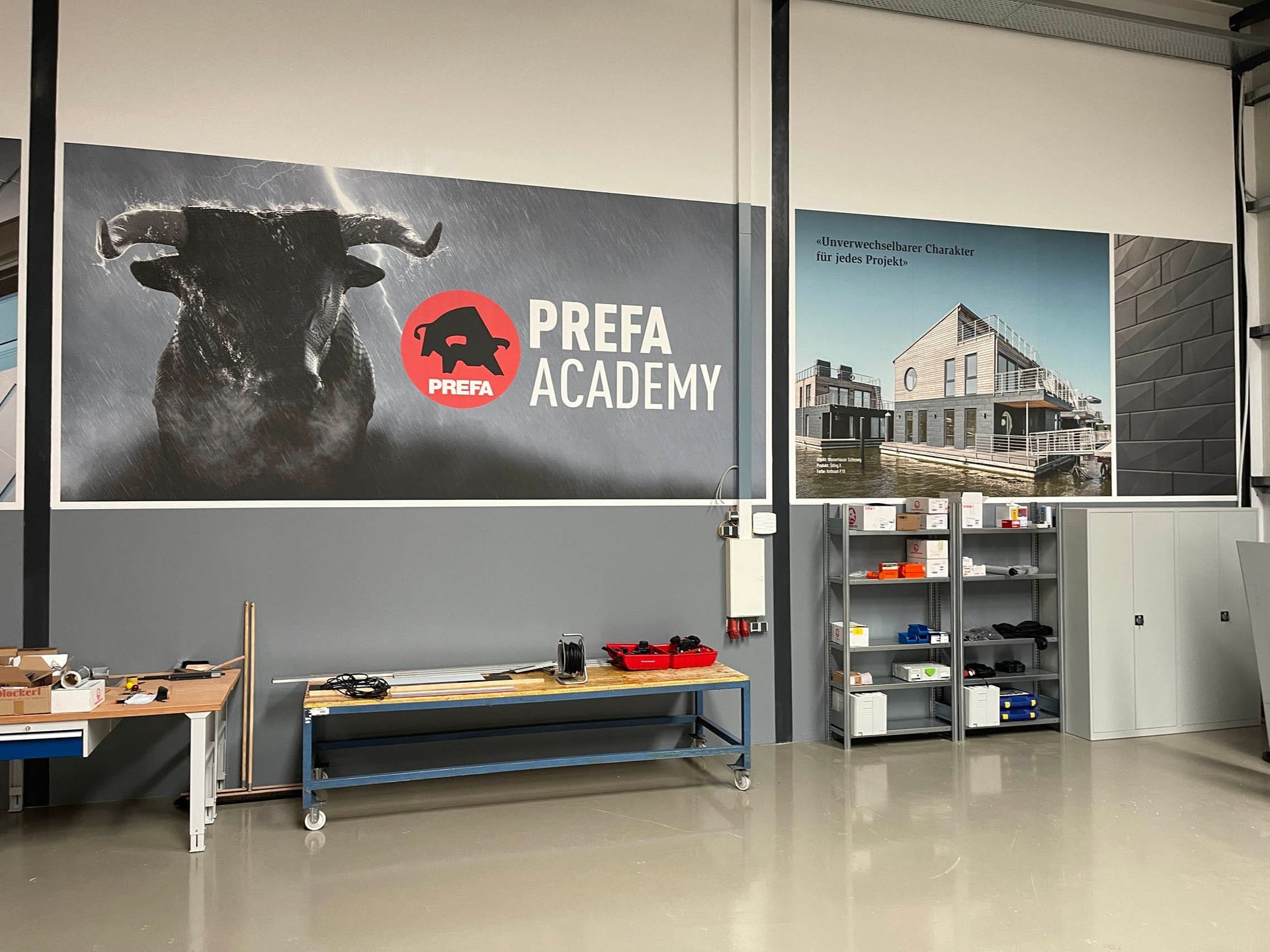 Prefab Academy mit Schreibtisch und Lagerregal