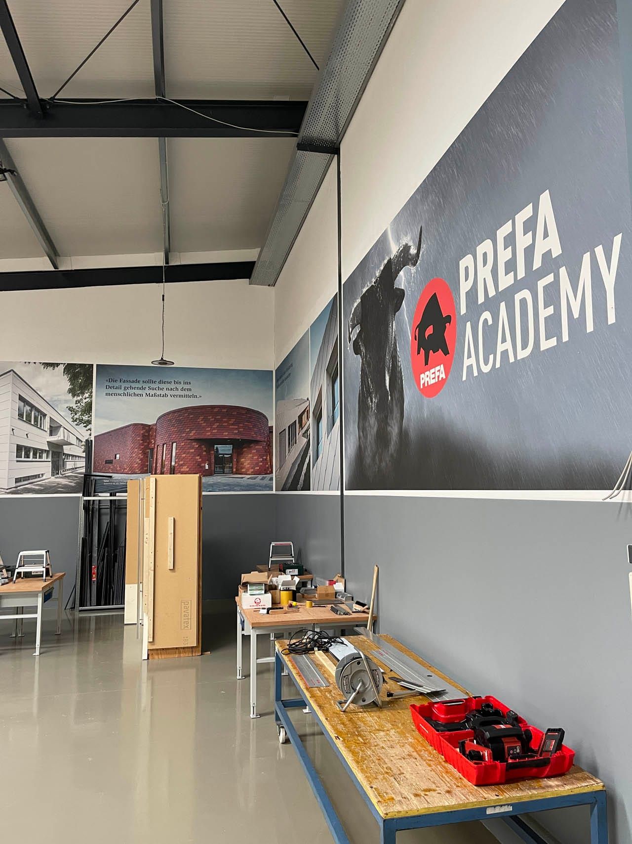 Innenansicht der PREFA Academy mit Werkzeugen.