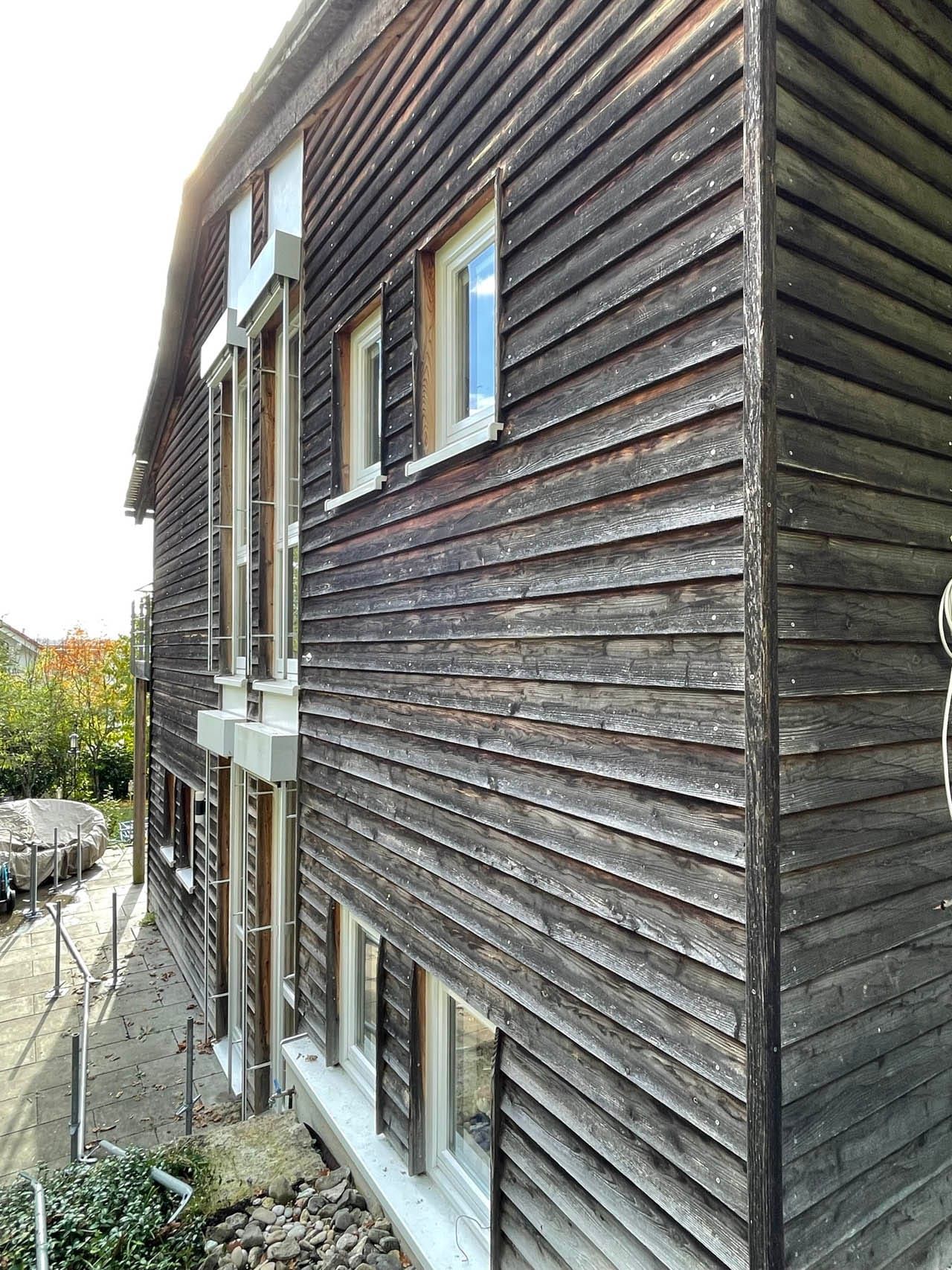 Holzfassade eines modernen Gebäudes im Freien
