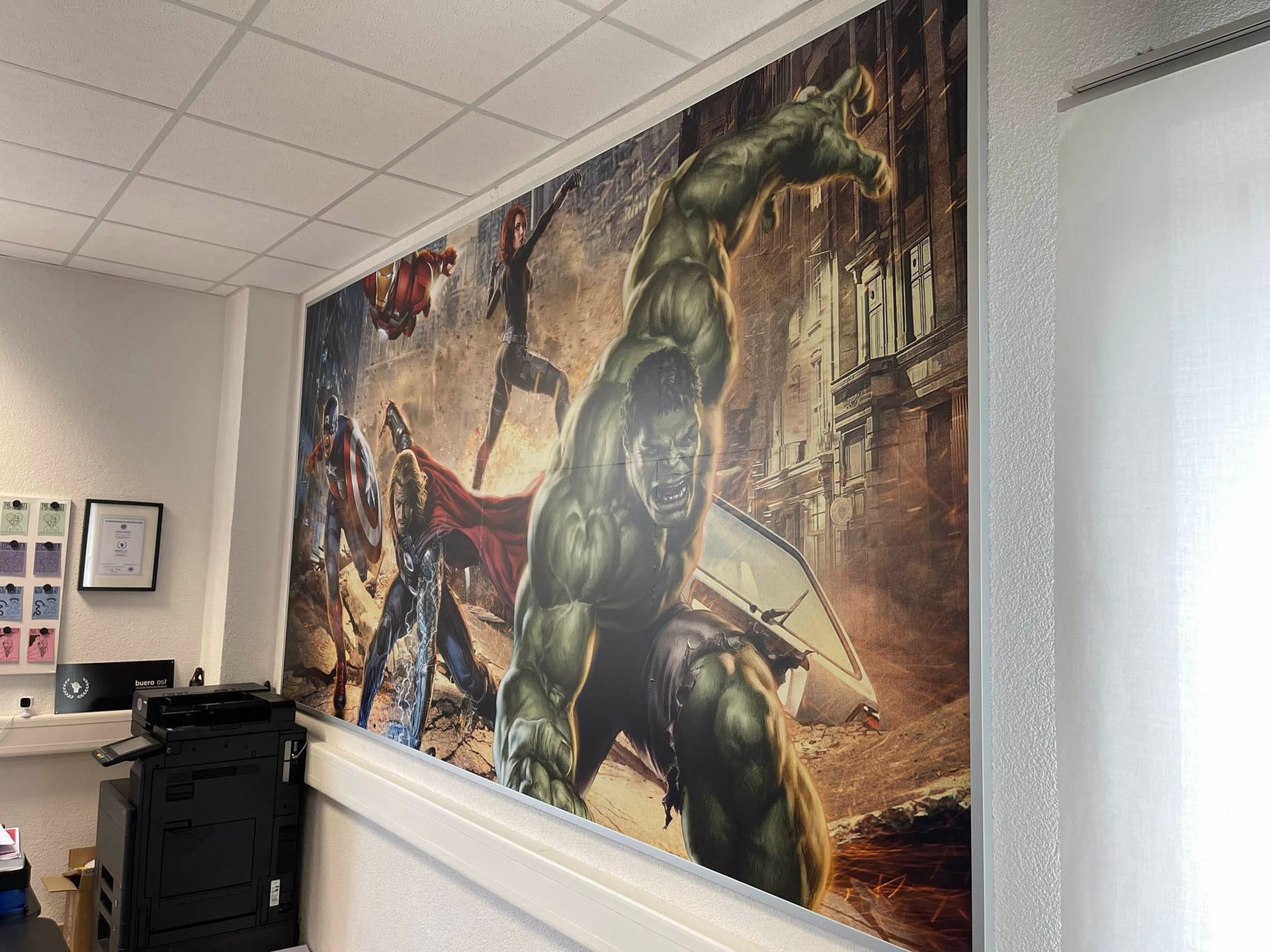 Wandmalerei mit Superhelden in einem Büro