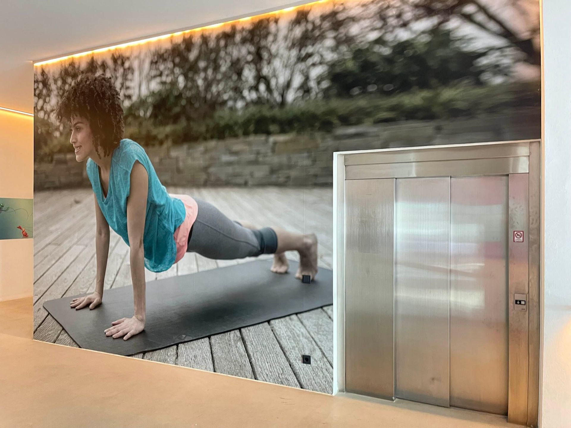 Frau beim Yoga auf einer Matte.