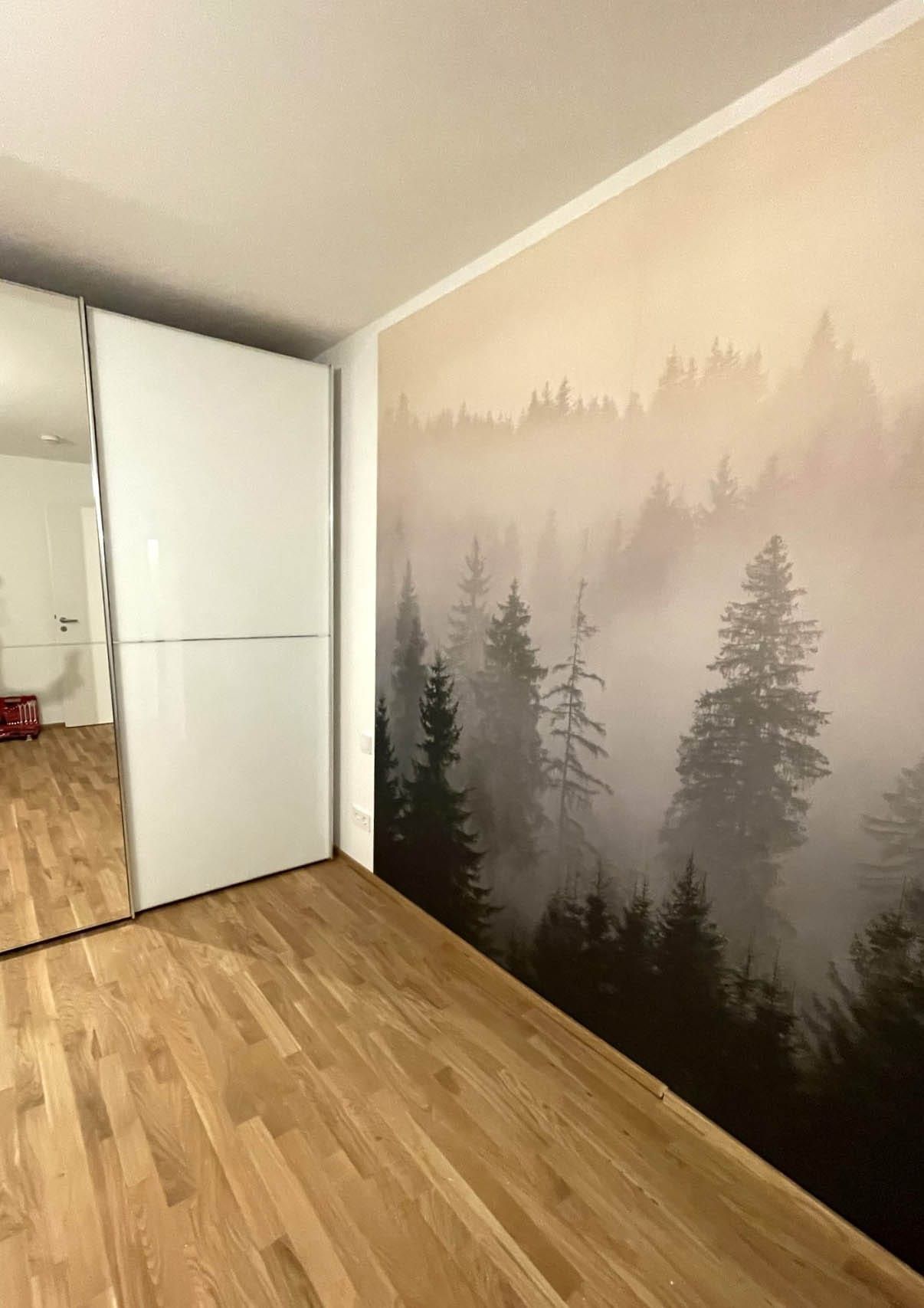 Moderne Wohnung mit Waldtapete und Spiegelkleiderschrank.