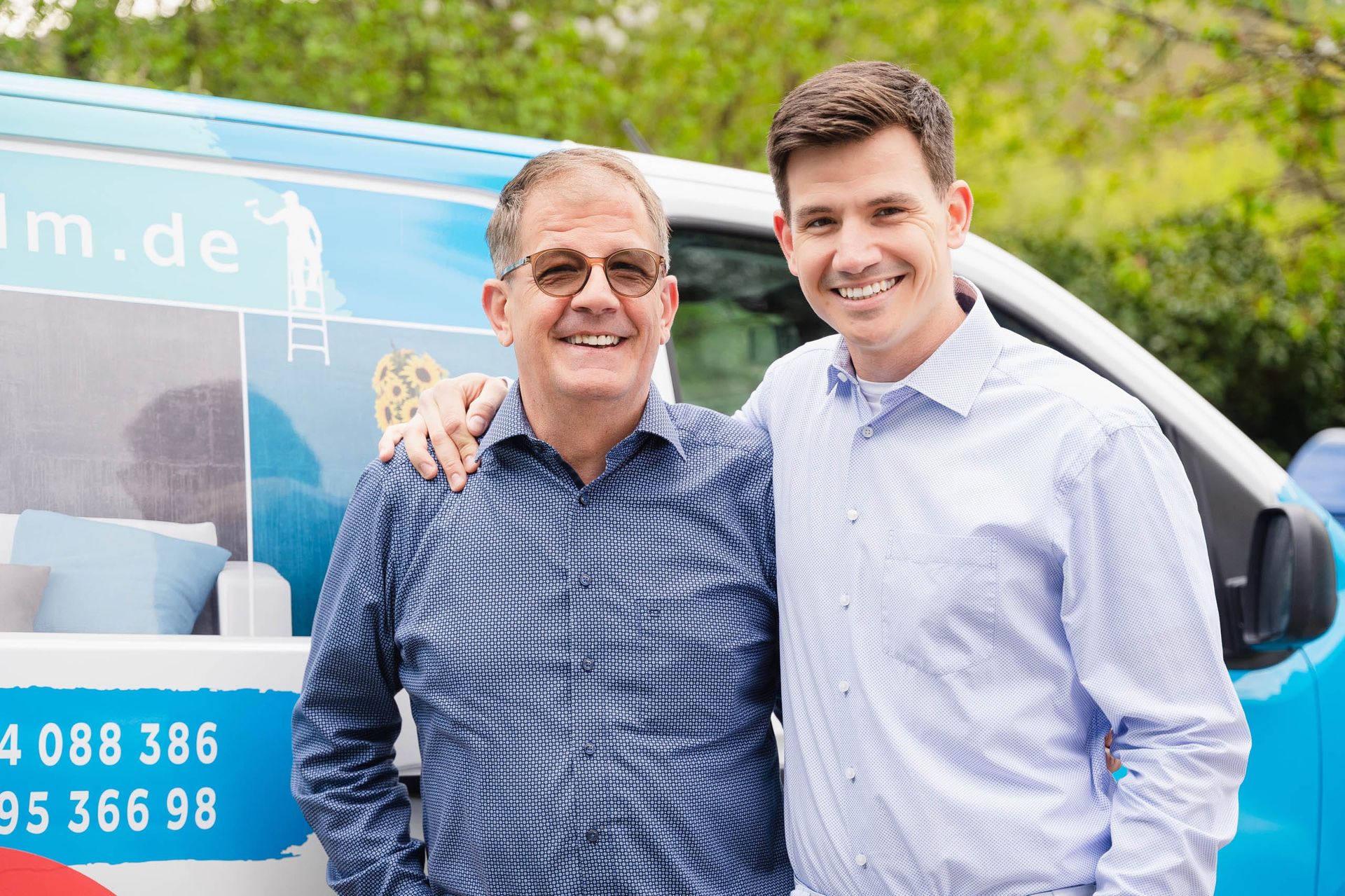 Frank und Marcel Niebeling vor einem Firmenfahrzeug