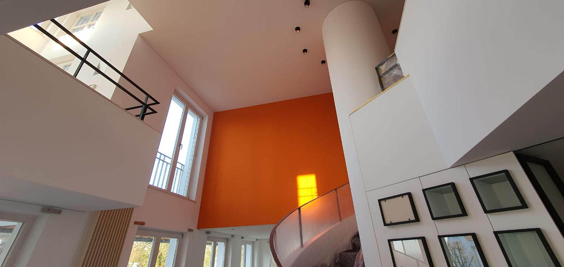 Moderne Innenarchitektur mit orangefarbener Wand.