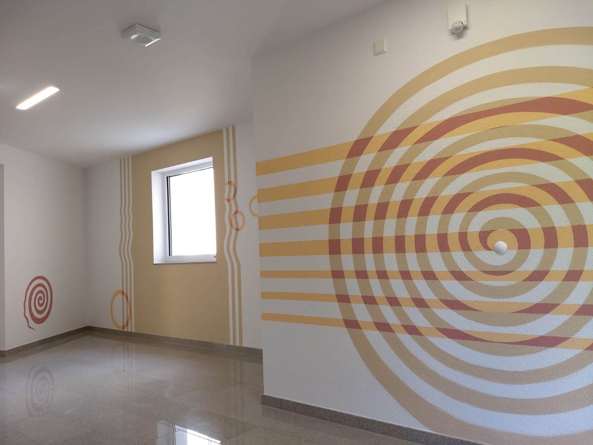 Kreative Wandgestaltung mit spiralförmigen Mustern.