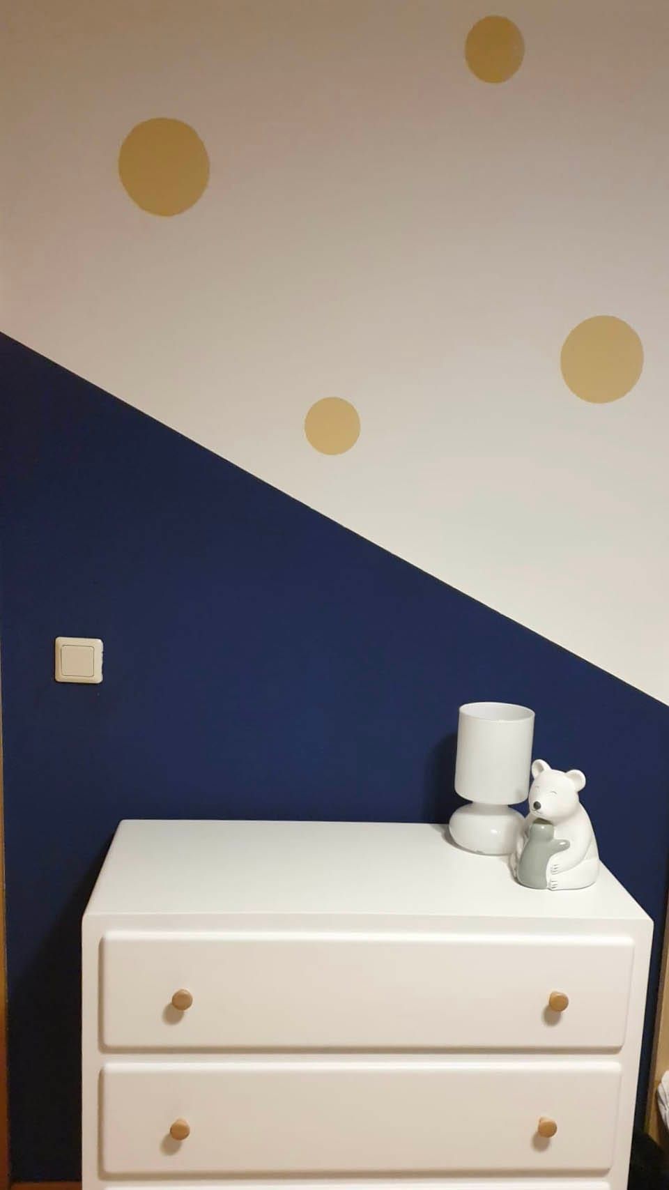 Weißer Schrank mit Lampe und Bärenfigur