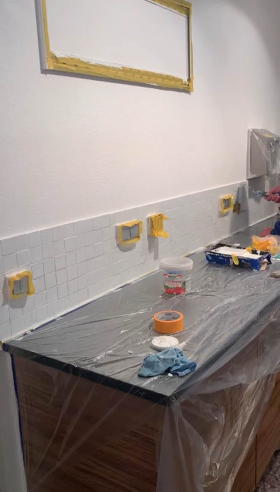 Küchenrenovierung mit Tape und Abdeckfolie.