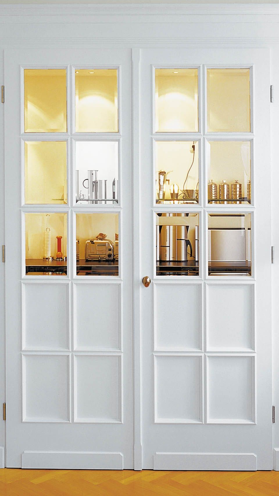 Weiße Küchentüren mit Glasfenstern und Geräten
