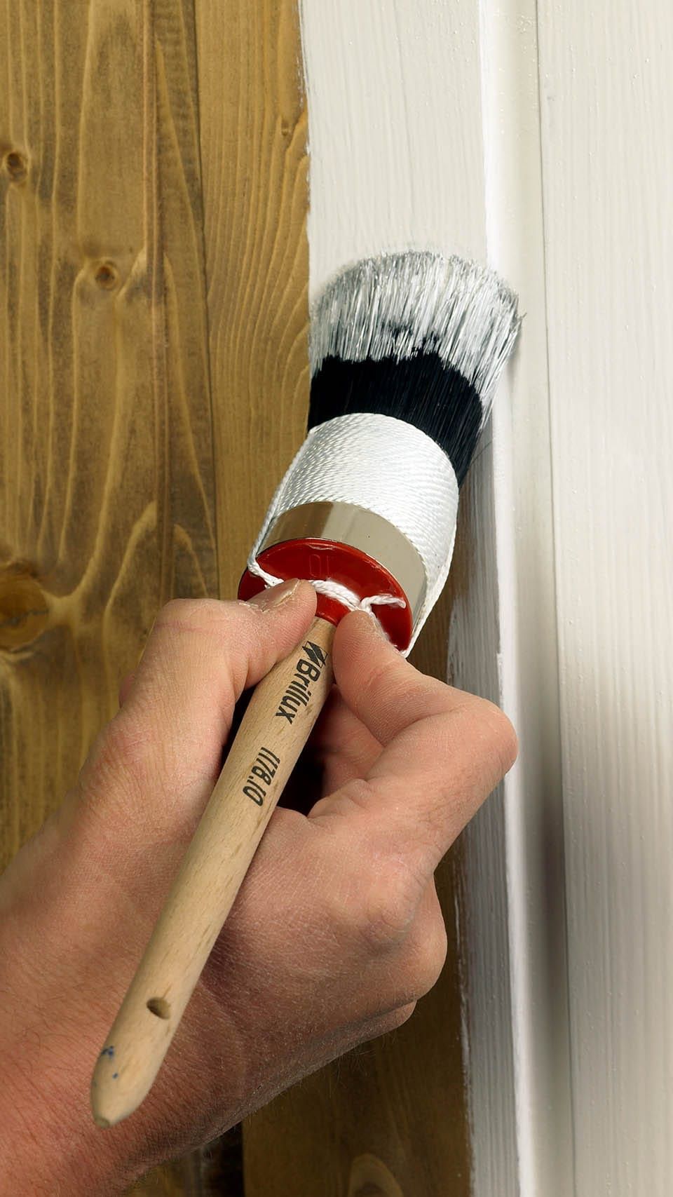 Hand bemalt eine Wand mit Farbroller