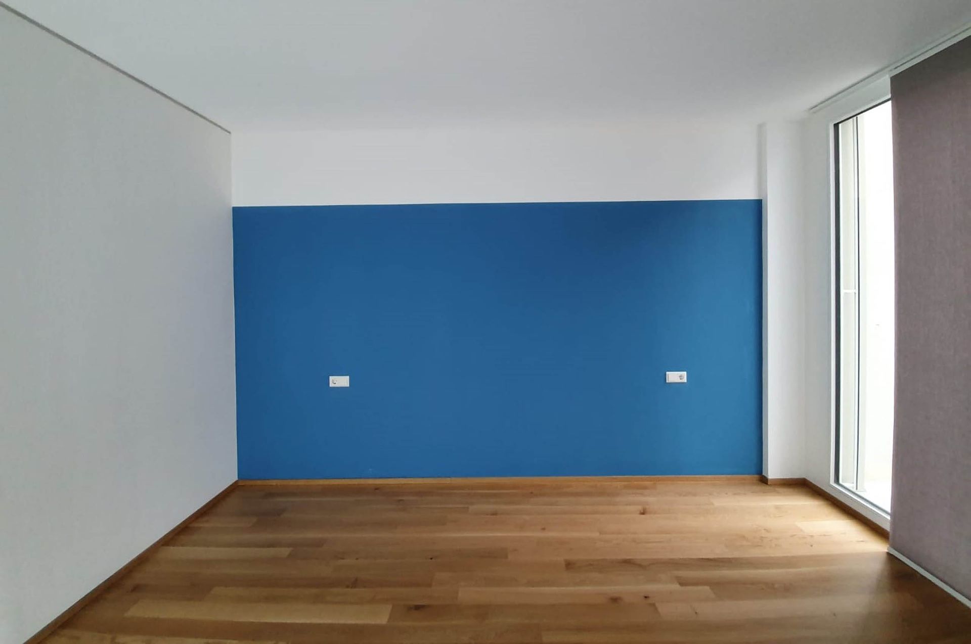 Leerer Raum mit blauen und weißen Wänden.