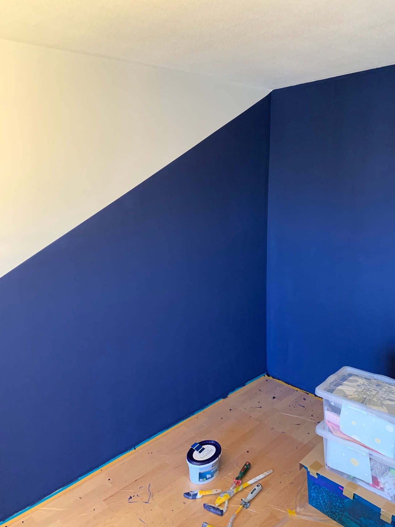 Blau gestrichene Wand in einem Raum