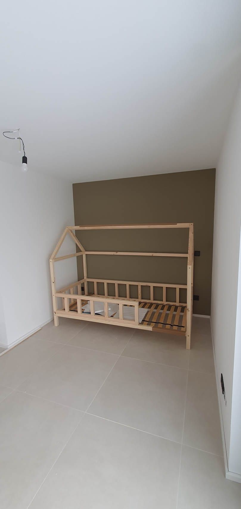 Holzbetten in minimalistischem Zimmer mit hellem Fußboden