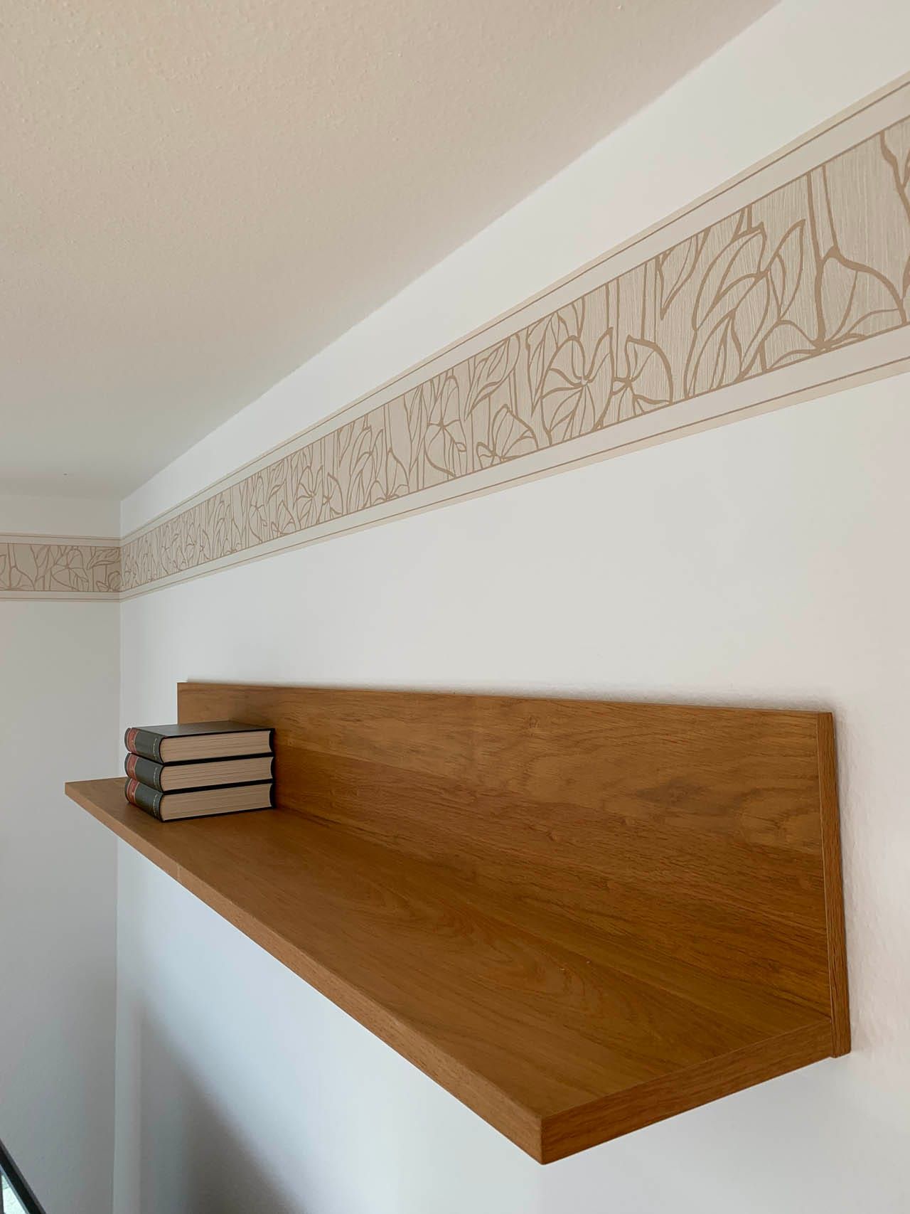 Holzregal mit stapelbaren Büchern