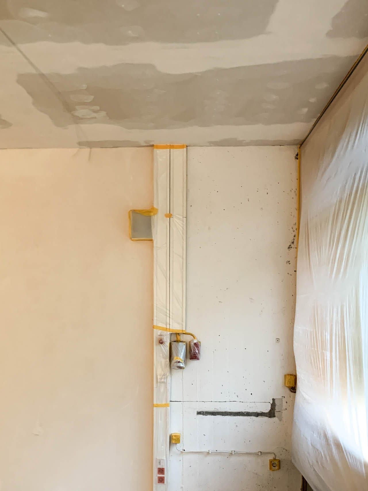 Unvollendeter Raum mit Wand- und Elektroleitungen