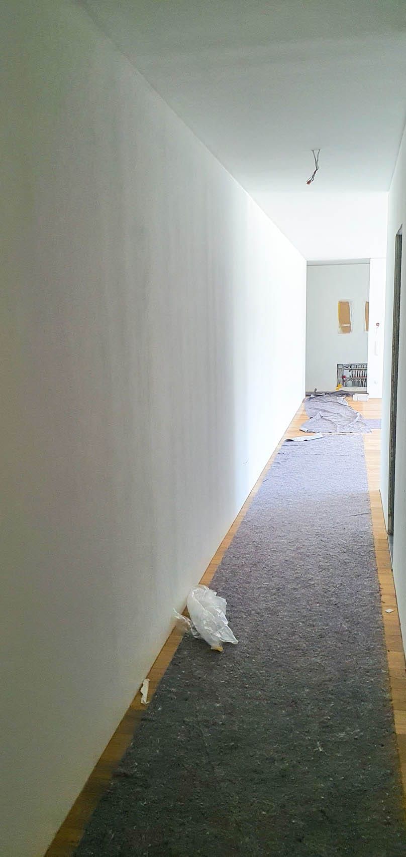 Leerer Flur mit Teppich und unvollendetem Ausbau
