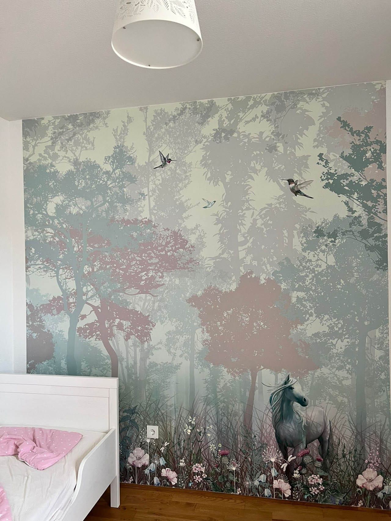 Waldtapete mit Einhorn und Vögeln in Pastellfarben