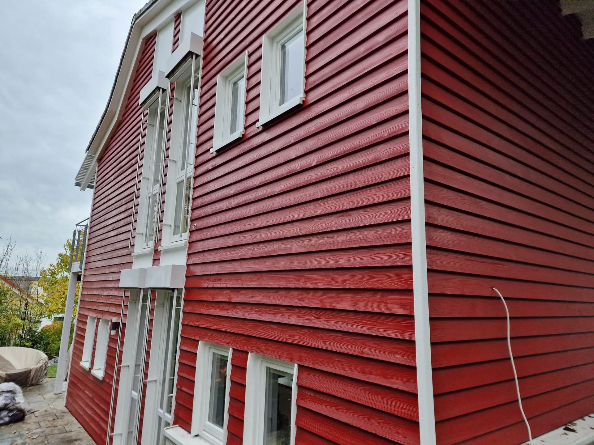 Rot gestrichenes Haus mit Holzverkleidung