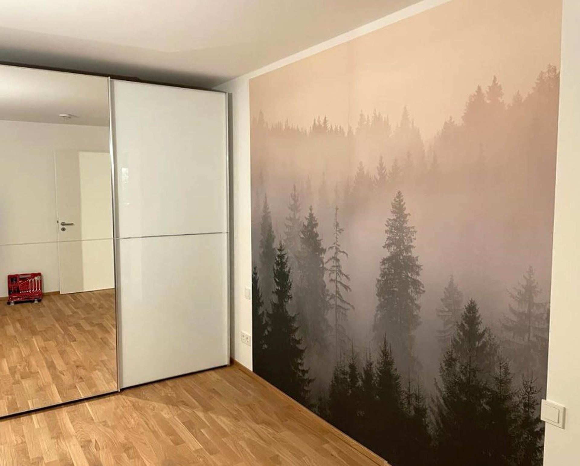 Waldmuster-Tapete in modernem Raum mit Spiegelkleiderschrank