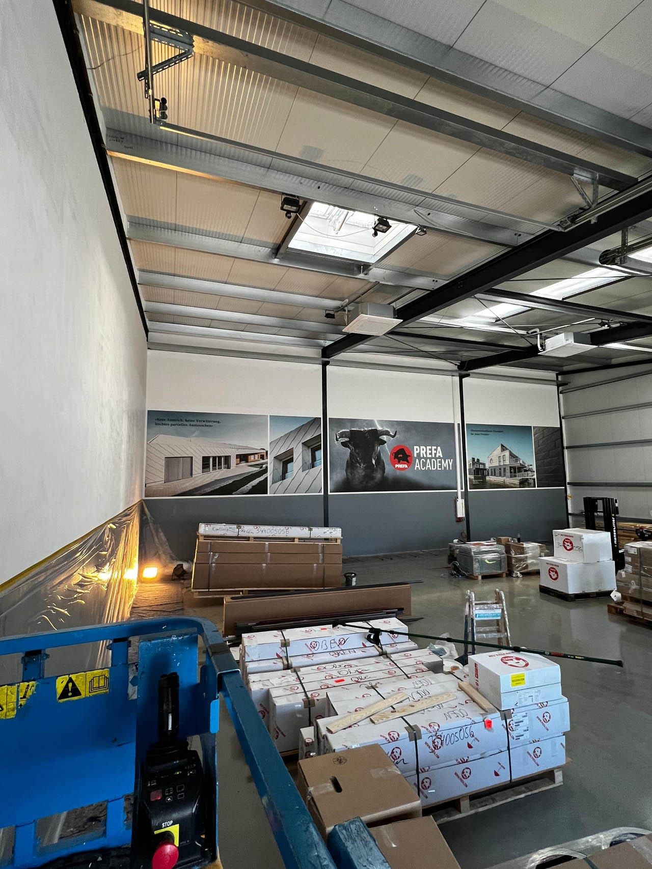 Innenansicht der Prefa Academy mit Materialien