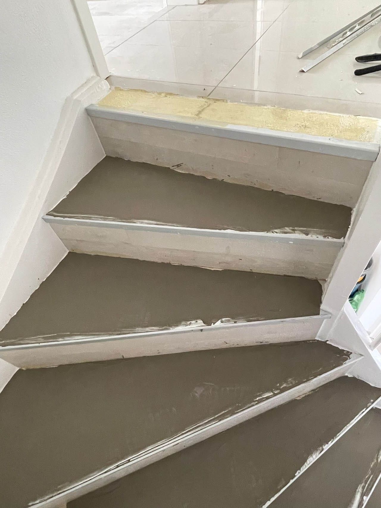 Vorher: Treppen mit frischer Farbe in neutralen Tönen.