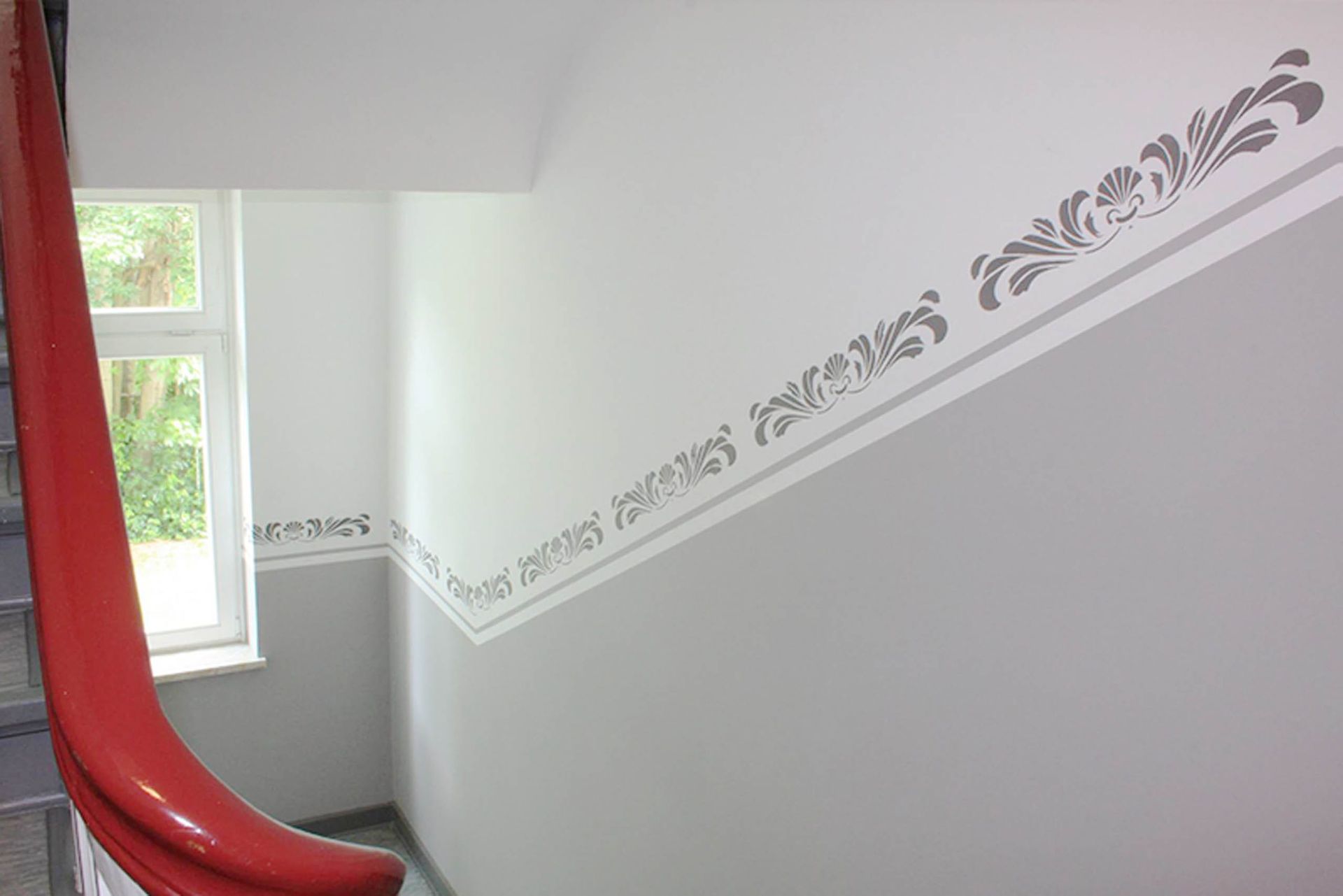 Treppenhaus mit dekorativer Wandgestaltung