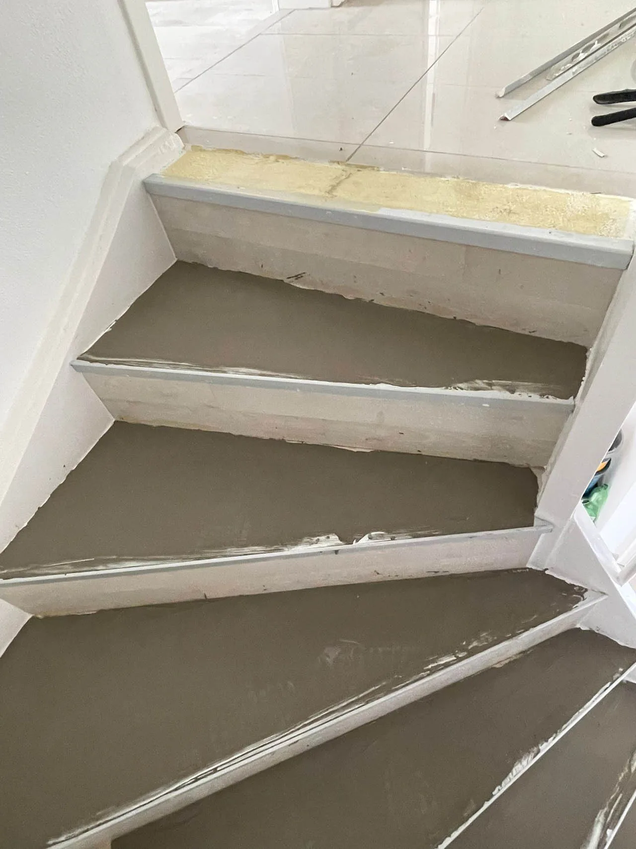 Treppen mit frischer Farbe in neutralen Tönen.