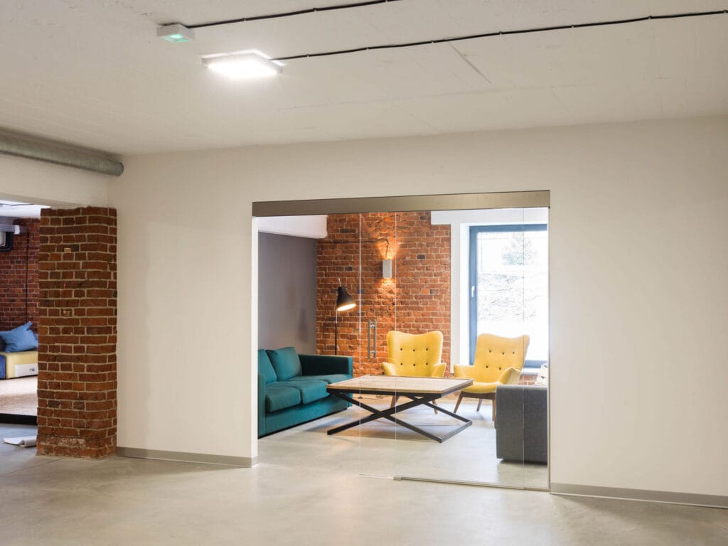 Moderne Wohnzimmer mit gelben Sesseln und Couch.