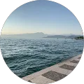 Blick auf das Wasser und die Berge
