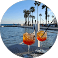 Zwei Aperol Spritz am Hafen bei Sonnenuntergang